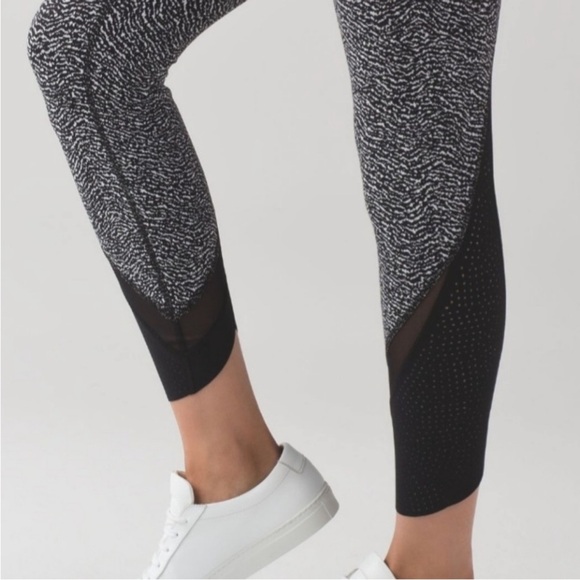 Lululemon Wunder Under
High-rise Black and White Size 6 - Picture 3 of 15